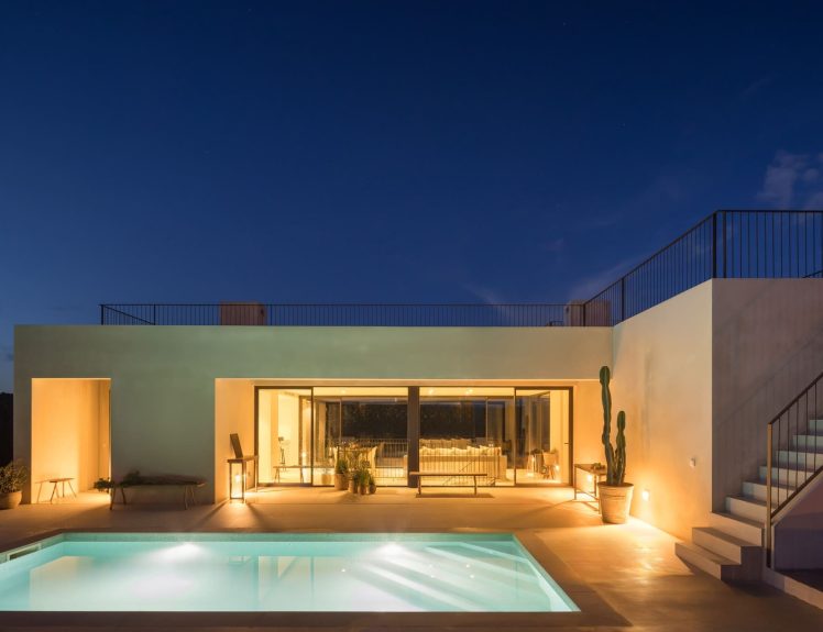 Venta de villas en Mallorca 10 Piscina por la noche en el proyecto de inversión Horizonz en Mallorca.