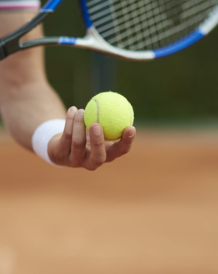 Persona jugando al tenis